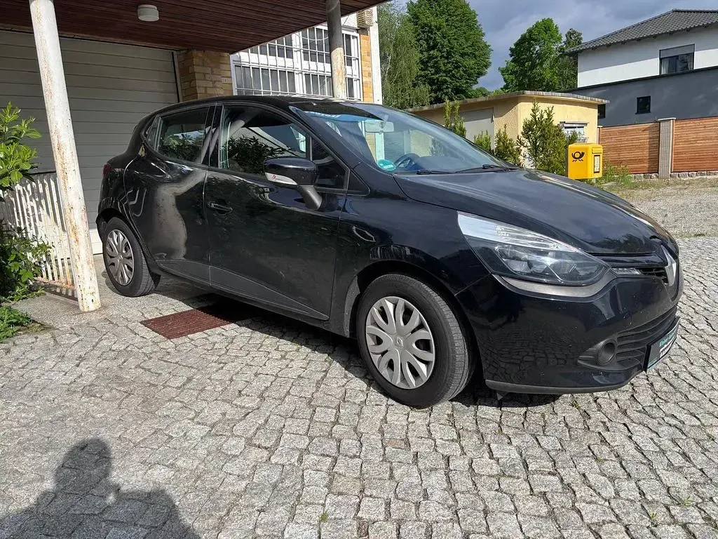 Używany Renault Clio IV Expression 73 KM (53 kW) 2014 Czarny Sedan/Limuzyna