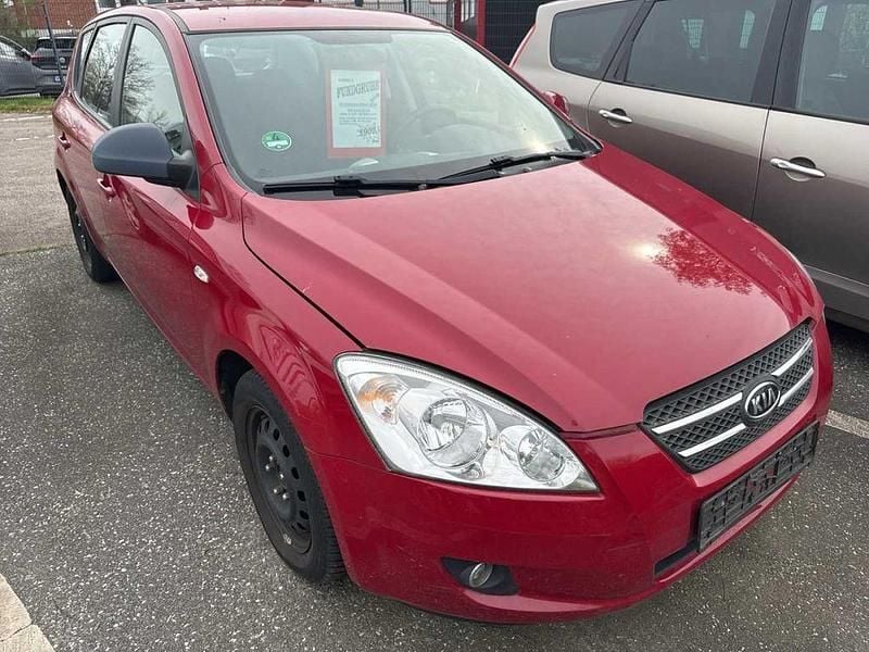 Usado Kia Ceed EX 109 CV (80 kW) 2007 Rojo Utilitario