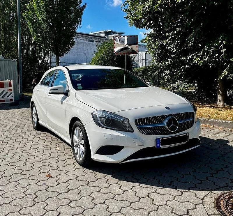 Weiß Gebraucht 2014 Mercedes A180 Limousine | 11.500 € (Fairer Preis) - Bild 1/4