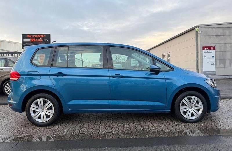 Gebraucht VW Touran Trendline 110 PS (80 kW) 2018 Blau Van / Kleinbus
