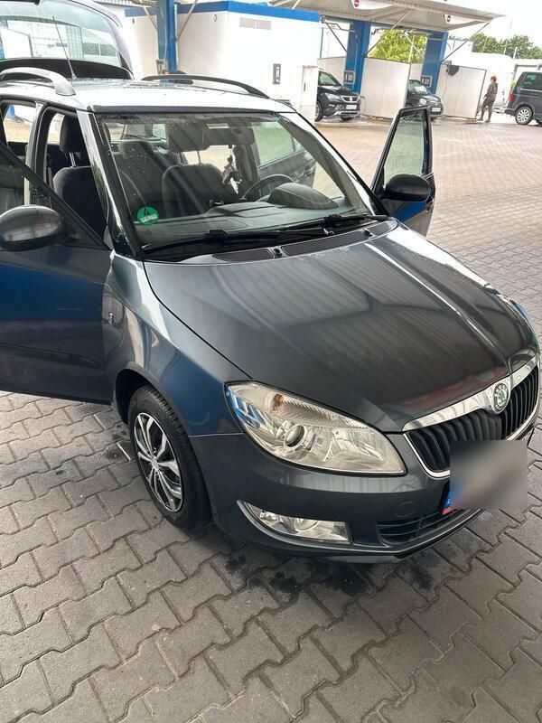 Grau Gebraucht 2011 Skoda Fabia Kombi | 3.200 € (Fairer Preis) - Bild 1/4