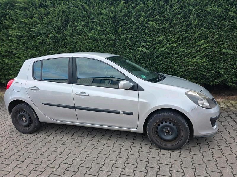 Gebraucht Renault Clio III 88 PS (64 kW) 2006 Silber Limousine