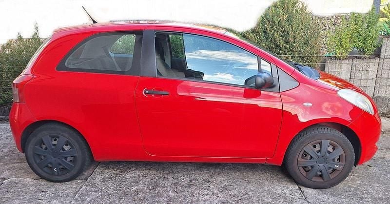 Rot Gebraucht 2007 Toyota Yaris Cool Limousine | 1.800 € (Guter Preis) - Bild 1/4