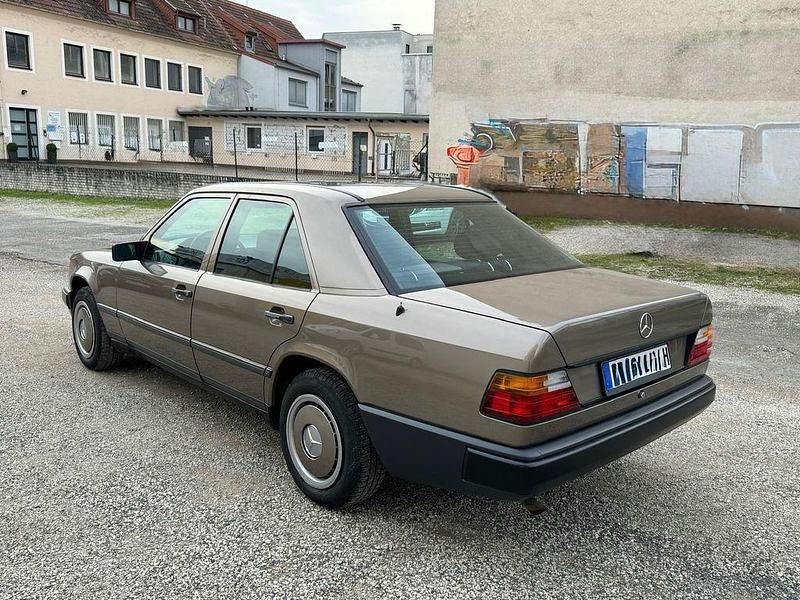 Gebraucht Mercedes 230 132 PS (97 kW) 1986 Braun Limousine