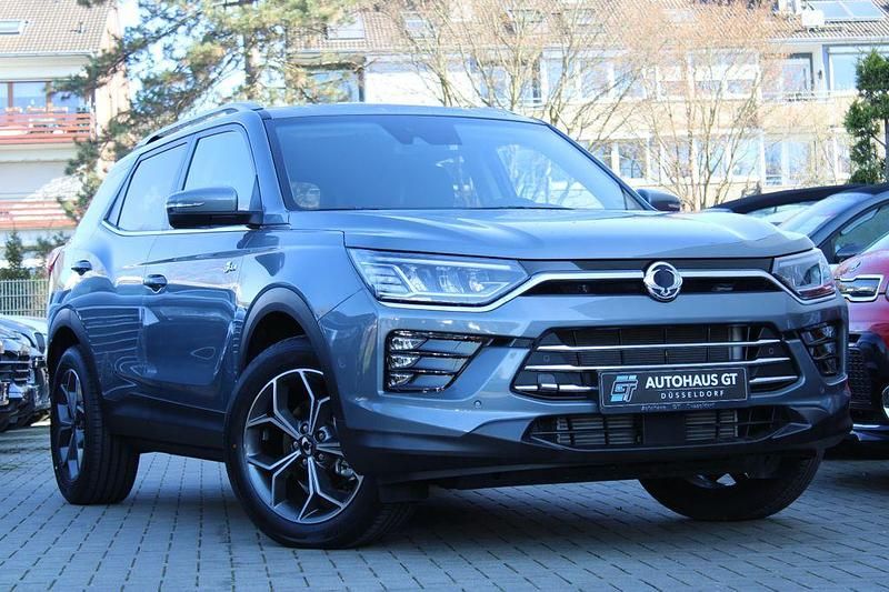 Grau Neu 2025 Ssangyong Korando Sapphire SUV | 23.999 € - Bild 1/4