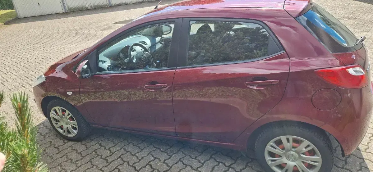 Gebraucht Mazda 2 75 PS (55 kW) 2012 Rot Kleinwagen