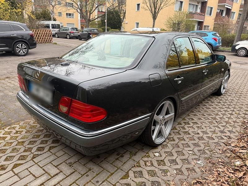 Gebraucht Mercedes E280 204 PS (150 kW) 1997 Schwarz Limousine