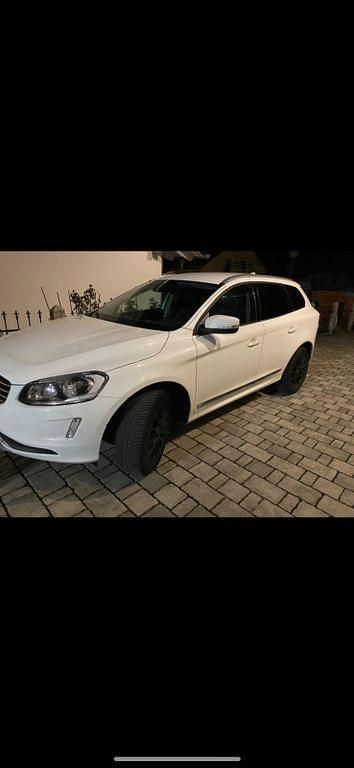 Weiß Gebraucht 2017 Volvo XC60 Momentum SUV | 12.200 € (Guter Preis) - Bild 1/2
