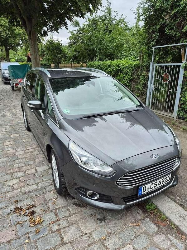 Grau Gebraucht 2017 Ford S-MAX Titanium Van / Kleinbus | 14.500 € (Guter Preis) - Bild 1/4