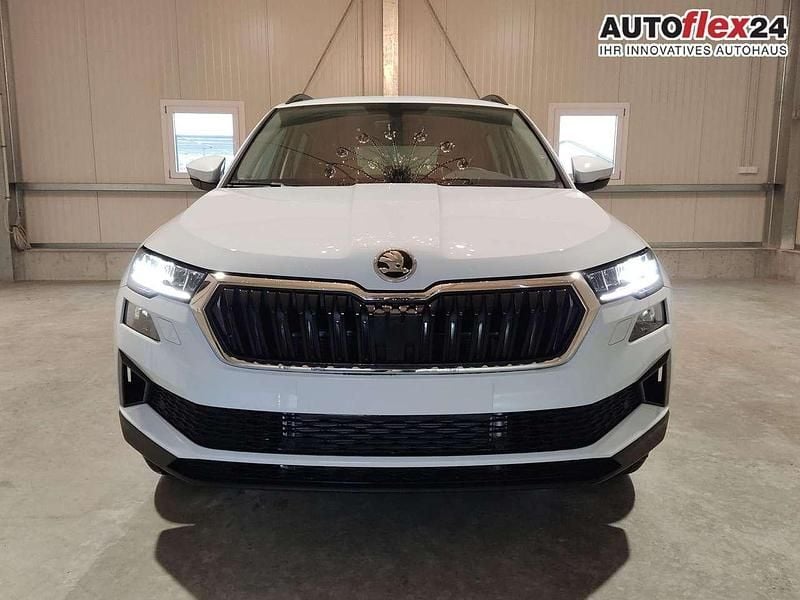 Moonwhite perleffect Neu 2025 Skoda Karoq Selection SUV | 32.240 € (Guter Preis) - Bild 1/4