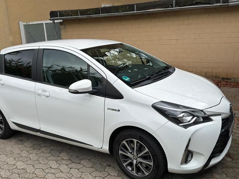 Gebraucht Toyota Yaris Hybrid 74 PS (54 kW) 2019 Weiß Kleinwagen