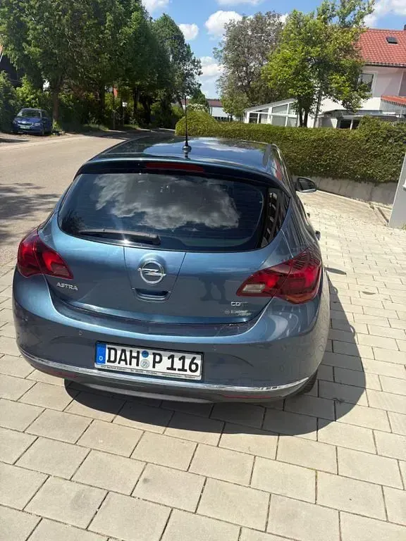 Gebraucht Opel Astra Innovation 131 PS (96 kW) 2013 Blau Limousine