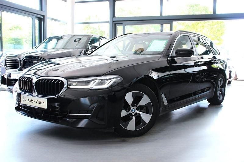Schwarz Gebraucht 2021 BMW 520 Performance Kombi | 24.490 € (Superpreis) - Bild 1/3