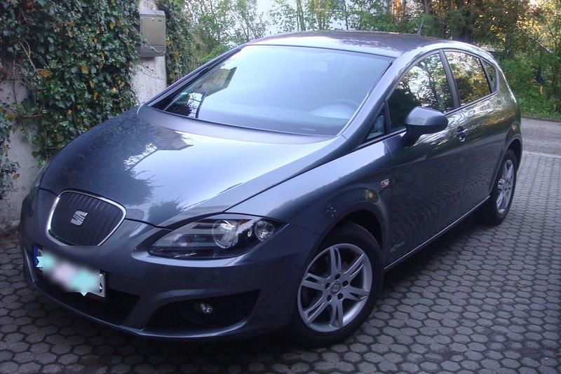 Silber Gebraucht 2012 Seat Leon Copa Limousine | 4.700 € - Bild 1/4