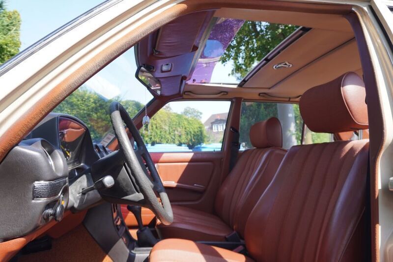 Gebraucht Mercedes 200 60 PS (44 kW) 1980 Beige Limousine