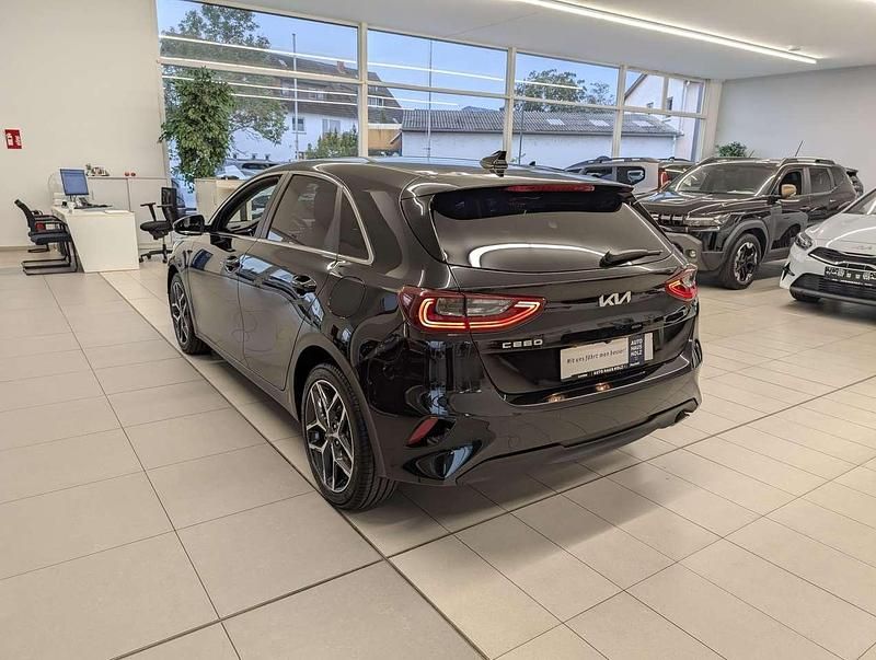 Neu Kia Ceed Style 140 PS (102 kW) 2025 Zilinaschwarz Kleinwagen