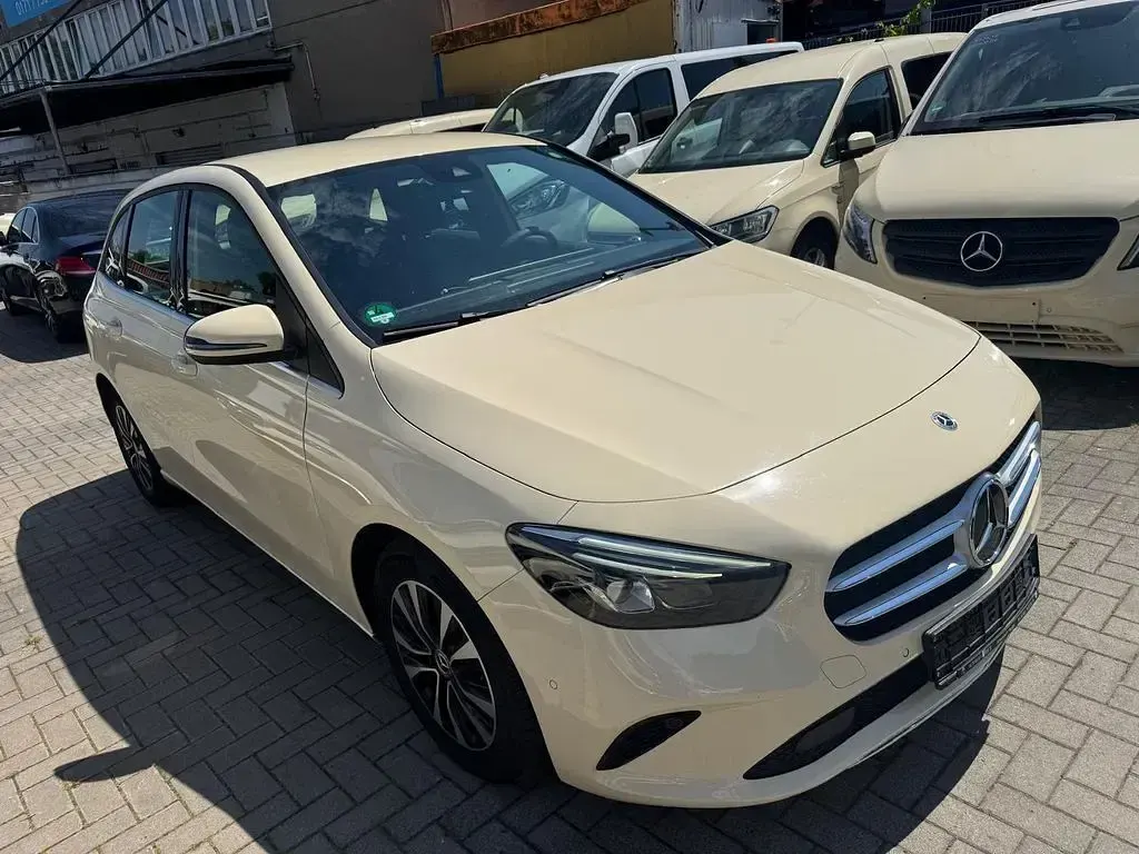 Gebraucht Mercedes B180 116 PS (85 kW) 2021 Beige Kleinwagen