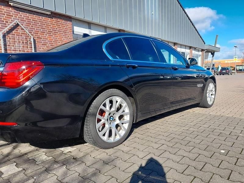 Second-hand BMW 730 258 CP (189 kW) 2013 Negru Berlinǎ