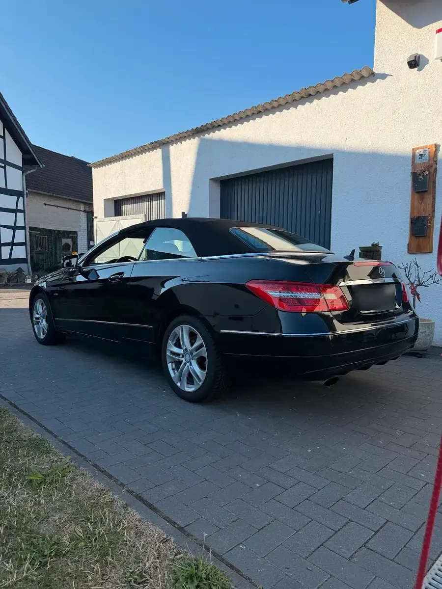Gebraucht Mercedes E200 184 PS (135 kW) 2010 Schwarz Cabrio