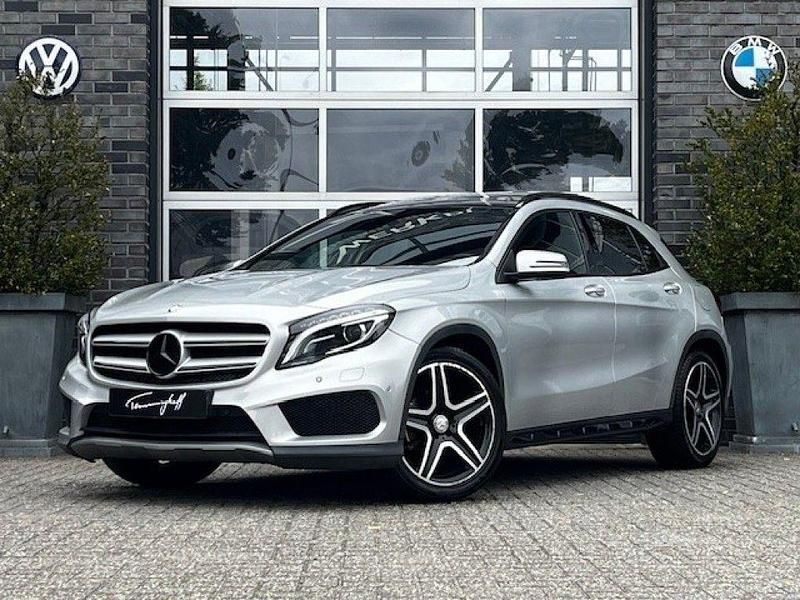 Grau Gebraucht 2014 Mercedes GLA200 Prestige SUV | 17.303 € (Teuer) - Bild 1/4