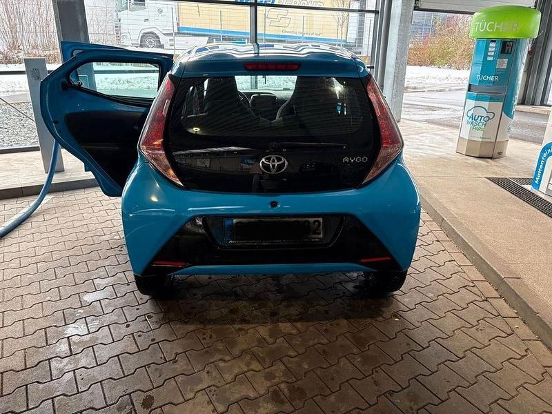 Gebraucht Toyota Aygo 69 PS (50 kW) 2015 Schwarz Kleinwagen