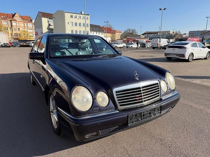Gebraucht Mercedes E280 Avantgarde 204 PS (150 kW) 1998 Blau Limousine
