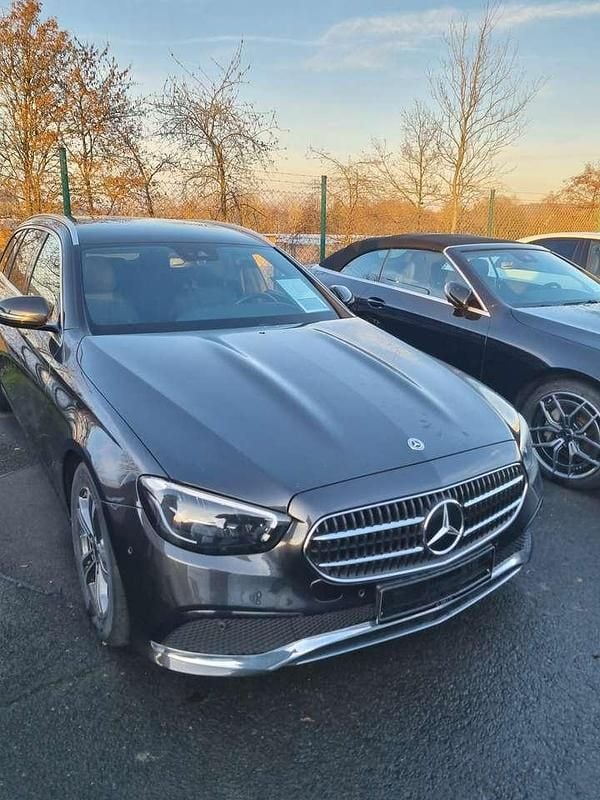 Grau Gebraucht 2021 Mercedes E200 Avantgarde Kombi | 32.500 € (Fairer Preis) - Bild 1/4