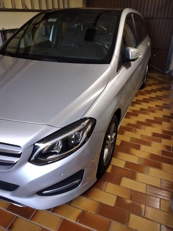 Gebraucht Mercedes B200 Urban 156 PS (114 kW) 2018 Silber Van / Kleinbus