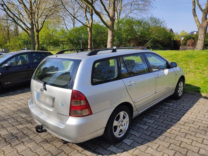 Usado Toyota Corolla Sol 110 HP (80 kW) 2004 Prateado Carrinha