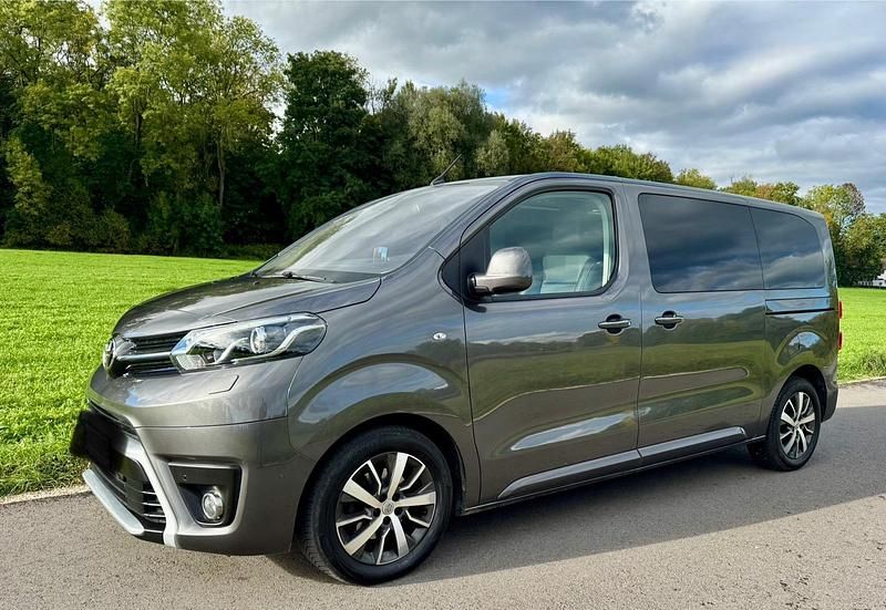 Grau Gebraucht 2020 Toyota Proace Verso Kombi | 34.500 € (Fairer Preis) - Bild 1/4