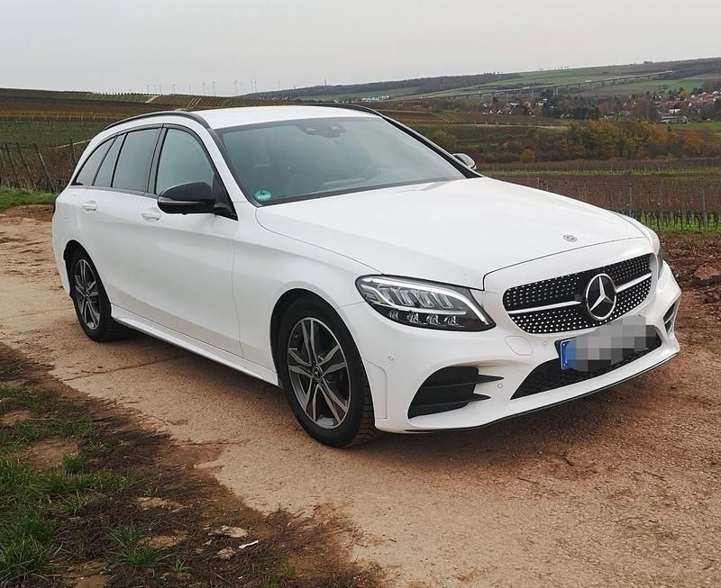 Weiß Gebraucht 2018 Mercedes C300 AMG line Kombi | 24.999 € (Etwas zu teuer) - Bild 1/4