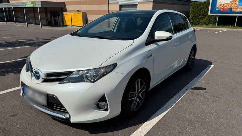 Weiß Gebraucht 2014 Toyota Auris Hybrid Life Limousine | 10.499 € (Fairer Preis) - Bild 1/4