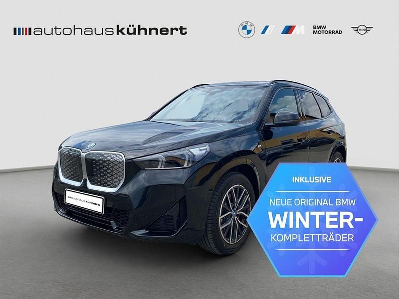 Saphirschwarz metallic Neu 2025 BMW iX1 M Sport SUV | 63.220 € (Teuer) - Bild 1/4