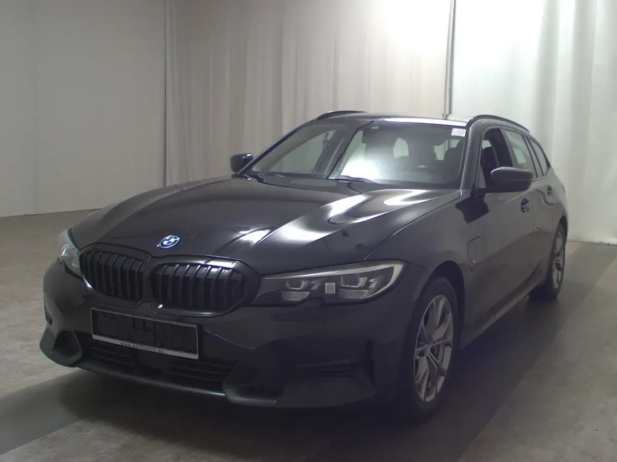 Gebraucht BMW 330 Shadowline 252 PS (185 kW) 2022 Black sapphire metallic (metallic) Kombi