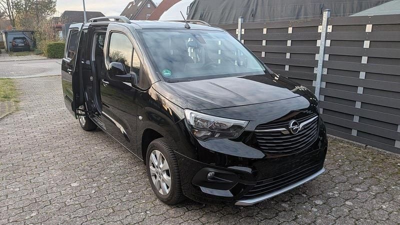 Second-hand Opel Combo 131 CP (96 kW) 2023 Negru Monovolum