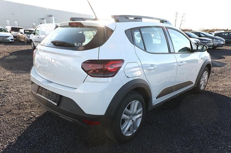 Gebraucht Dacia Sandero Expression 91 PS (66 kW) 2023 Gletscherweiß SUV