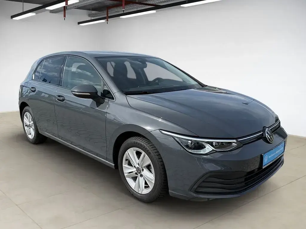 Gebraucht VW Golf VIII Life 131 PS (96 kW) 2023 Grau Limousine