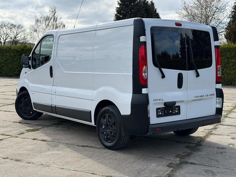 Gebraucht Opel Vivaro 145 PS (106 kW) 2010 Weiß Van / Kleinbus