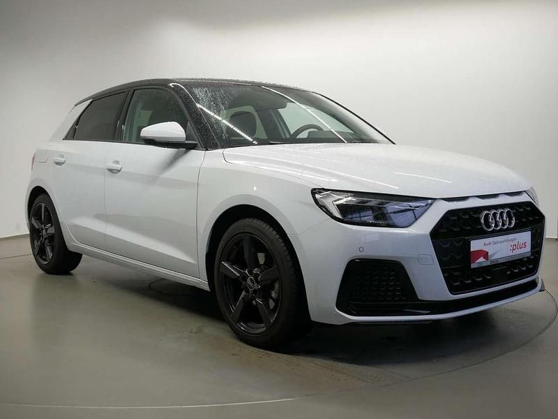Gebraucht Audi A1 Sportback Advanced 116 PS (85 kW) 2025 Gletscherweiss metallic/ mythosschwarz metallic Kleinwagen