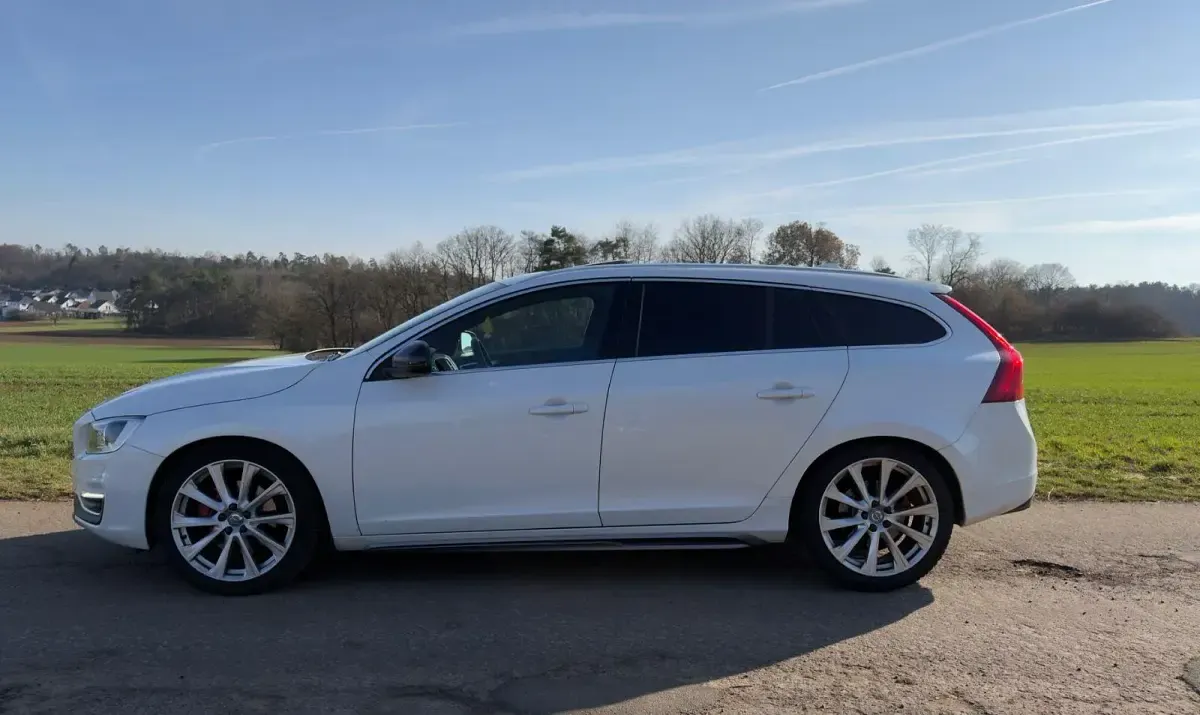 Gebraucht Volvo V60 Summum 220 PS (161 kW) 2016 Weiß Kombi
