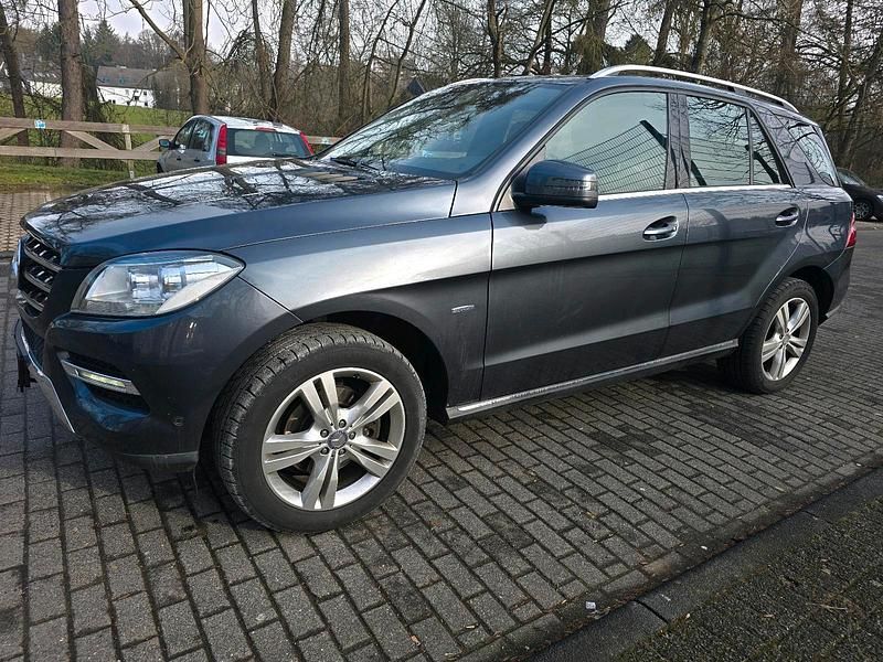 Gebraucht Mercedes ML250 204 PS (150 kW) 2012 Grau SUV