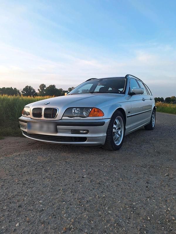 Silber Gebraucht 1999 BMW 320 Kombi | 2.000 € - Bild 1/4