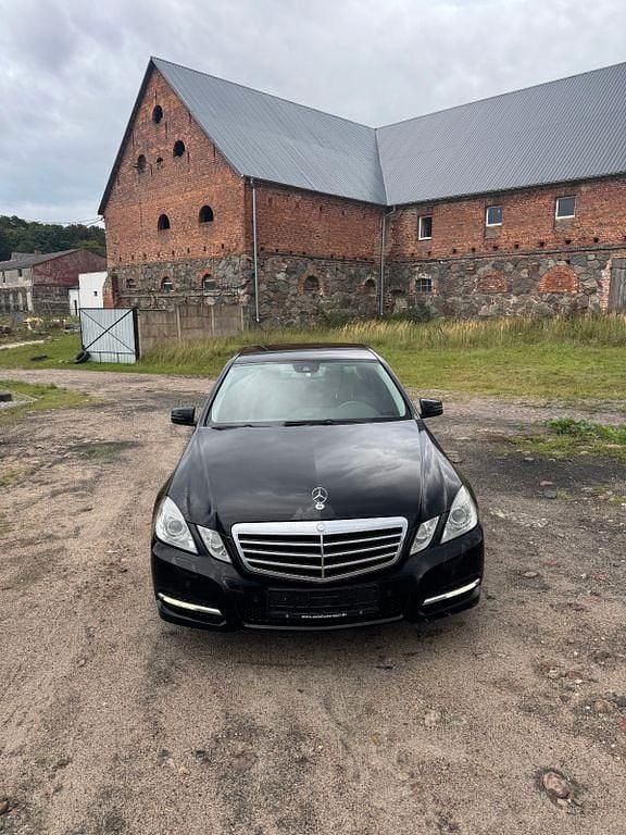 Gebraucht Mercedes E250 Avantgarde 204 PS (150 kW) 2009 Schwarz Limousine