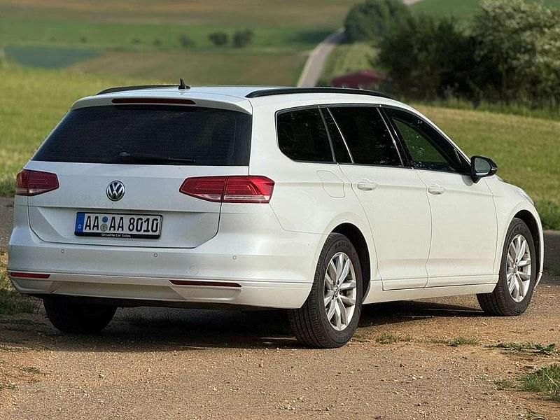 Weiß Gebraucht 2017 VW Passat Comfortline Kombi | 12.000 € (Teuer) - Bild 1/4