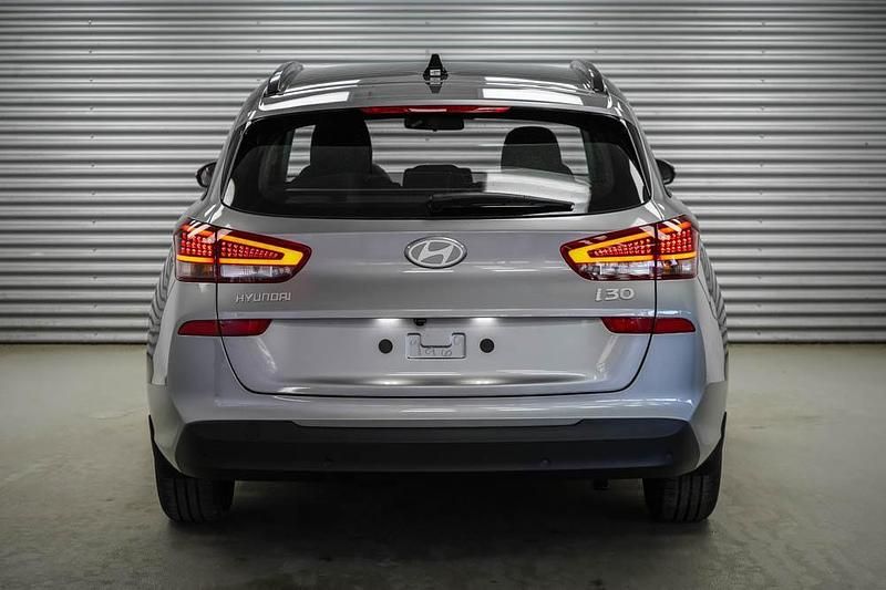 Neu Hyundai i30 2026 Shimmering silver metallic () Kombi