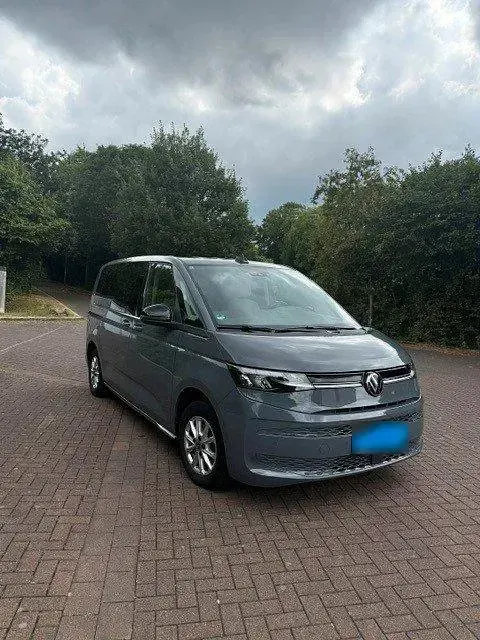 Gebraucht VW Multivan Life 150 PS (110 kW) 2024 Grau Van / Kleinbus
