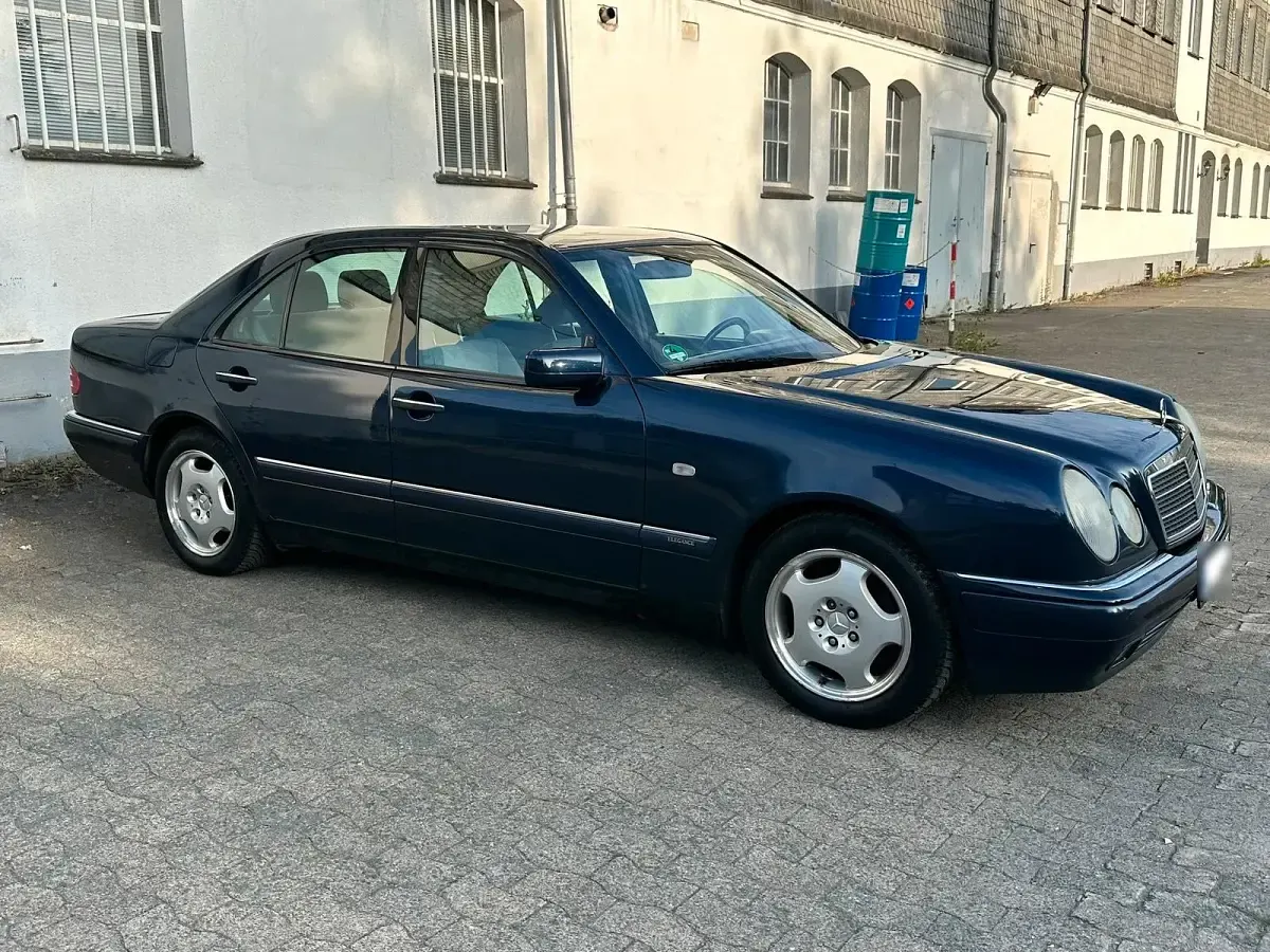 Gebraucht Mercedes E200 136 PS (100 kW) 1998 Blau Limousine