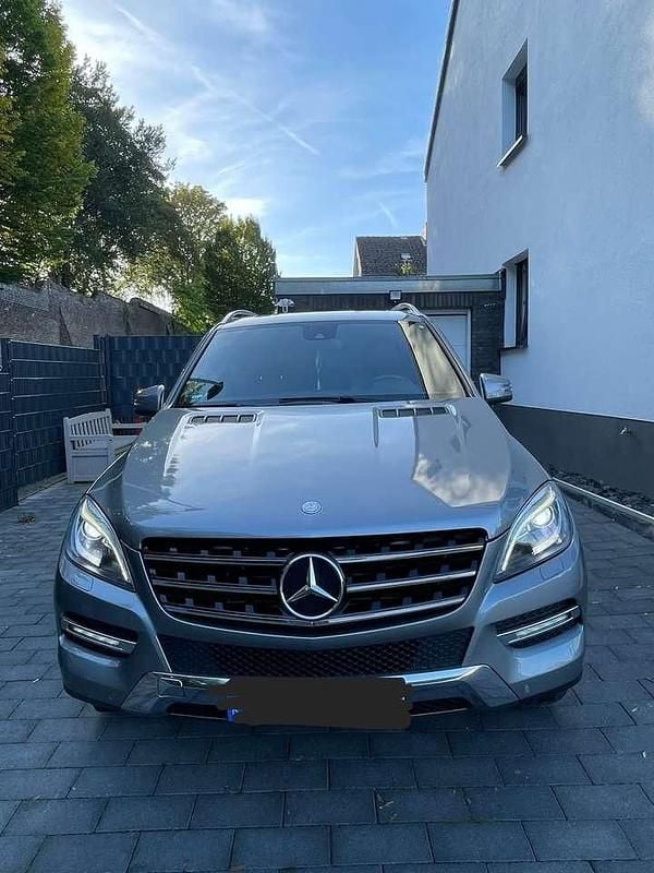 Grau Gebraucht 2012 Mercedes ML350 SUV | 16.800 € (Guter Preis) - Bild 1/4