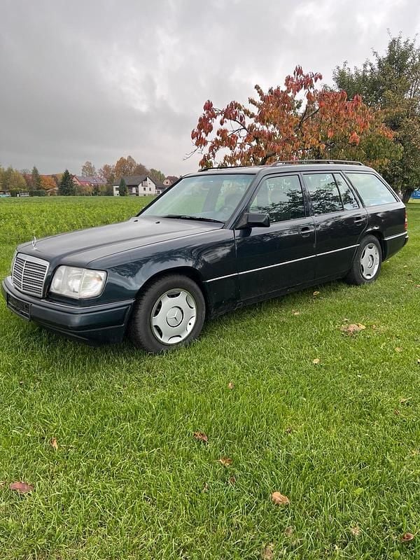 Schwarz Gebraucht 1996 Mercedes E220 Kombi | 2.900 € (Guter Preis) - Bild 1/4