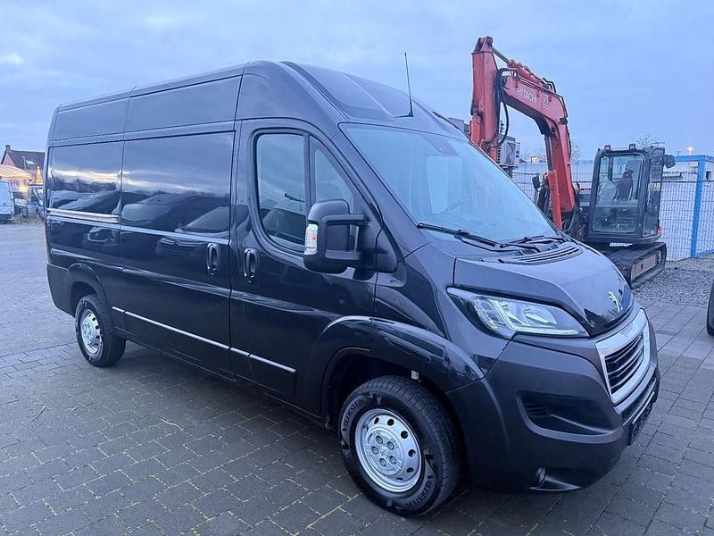 Schwarz Gebraucht 2020 Peugeot Boxer Premium Van | 15.800 € (Fairer Preis) - Bild 1/4
